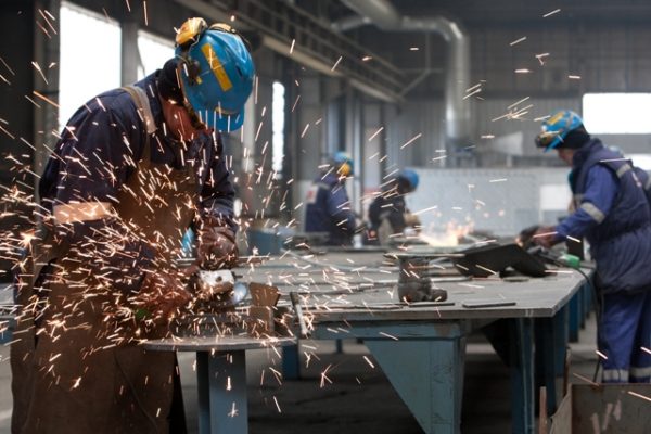 worker plant steel grinder 600x400 1